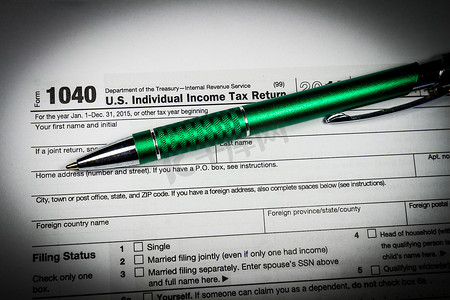带笔和计算器的美国税表 1040。