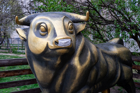 戴着医用面具的青铜公牛雕塑可以抵御冠状病毒