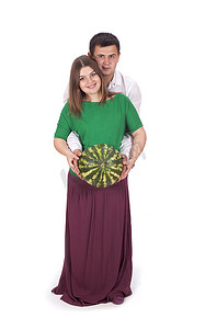 拜拜大肚子摄影照片_一名男子和一名孕妇手里拿着一个大西瓜。