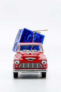 红色复古汽车皮卡，带有蓝色礼品盒，隔离