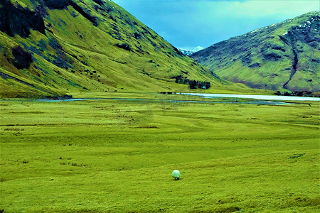 从绿草到带羊的阿赫特里奥赫坦湖的美丽景色