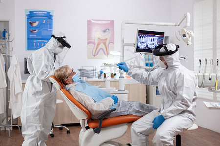 牙医佩戴抗冠状病毒设备