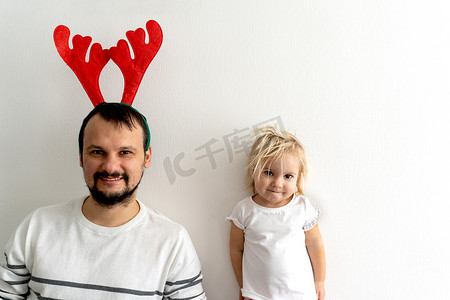 促销特卖会摄影照片_父亲带着孩子等待圣诞节