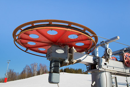 大型电机摄影照片_滑雪胜地配有电动葫芦电机的大型旋转轮。