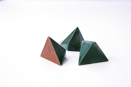 三块巧克力 — 绿色和几何三角形糖果设计