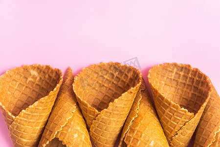 粉红色背景冰淇淋的空华夫饼锥