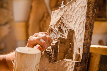 雕刻家的手正在加工木头