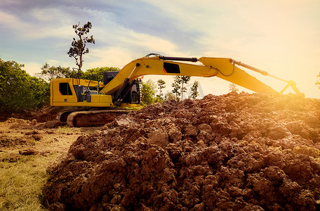 通过在建筑工地挖掘土壤进行反铲作业。