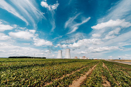 核工厂摄影照片_奥斯特罗维茨基区核电站附近的领域。核电站周围的领域。