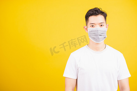 空气灰尘摄影照片_戴面罩保护细菌病毒或空气灰尘的男子
