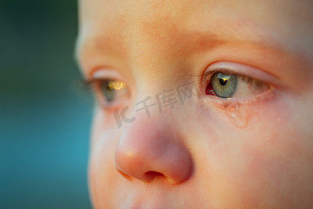 天蓝色眼睛的哭泣婴儿。