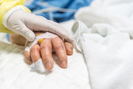 病人在医院里握着一只手