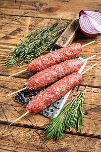 新鲜的生科夫塔或卢拉烤肉串在屠夫切肉刀上与香草。