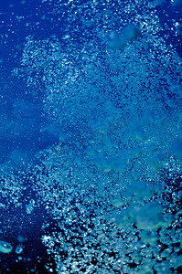 在蔚蓝的大海中养起水下泡泡
