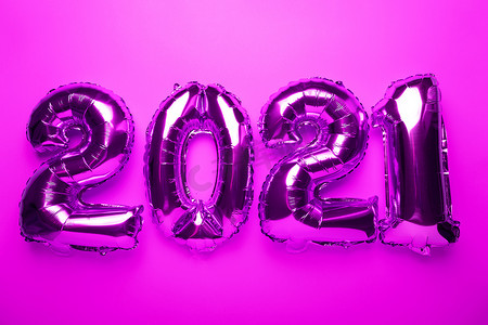 紫色粉色箔气球的2021新年概念