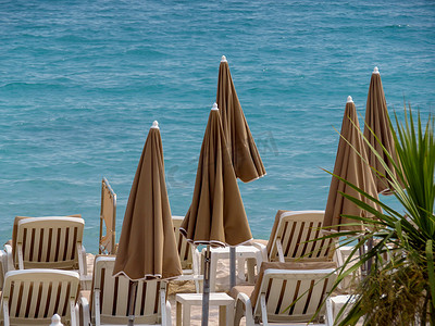 戛纳 - 海滩上的米色遮阳伞