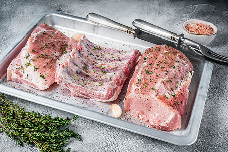 生猪肉切块、腰肉、排骨和牛胸肉放在烤盘上。