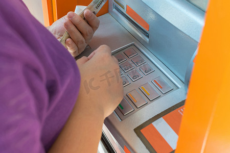 自动柜员机 (ATM) 与人在 ha 有一张钞票