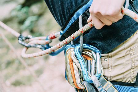 女登山者用绳索和八字形进行保护。