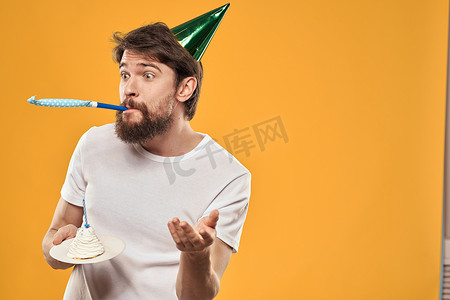 一个留着胡子、戴着蛋糕、戴着帽子庆祝生日的男人