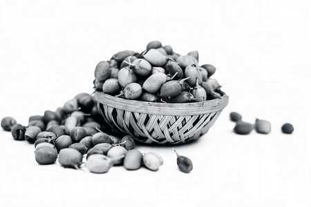 粘土鸡摄影照片_Ginjua 或 gingua 或鹰嘴豆或鸡豆荚或埃及豆在粘土碗中隔离在白色。