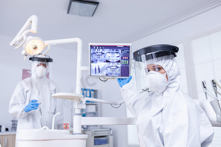 放射线摄影照片_牙科诊所的患者 fpv 穿着工作服聆听牙医解释放射线照相