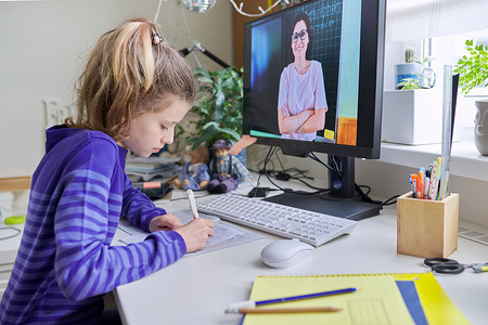 青春期前的女孩使用家用电脑在线学习数学