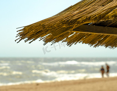 大海、沙滩背景上的沙滩伞碎片
