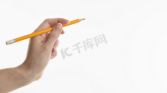 信件钢笔摄影照片_手拿着铅笔与复制空间。