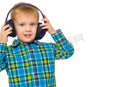 一个戴着大立体声耳机的小男孩。