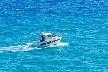 摩托艇航行在海面上，静静地游弋在碧蓝的水面上