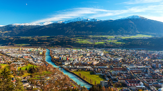 奥地利因斯布鲁克：最受欢迎的奥地利城市和西部蒂罗尔州首府的广角空中全景