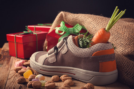 圣诞老人的儿童鞋和姜坚果