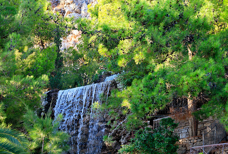 希腊 Loutraki 山脚下的巨石和云杉丛中有氡水的大瀑布。
