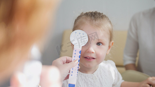 儿童眼科视力检查 — 验光师诊断小女孩