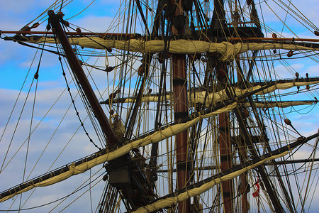 一艘旧帆船的桅杆和卷起的帆