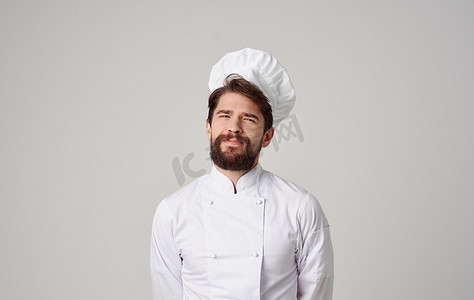 留着胡子的厨师在厨房美食灰色背景中专业工作
