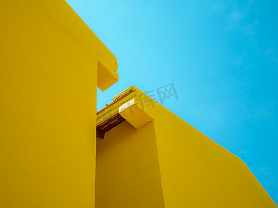 两栋黄色建筑，蓝天清澈，抽象背景