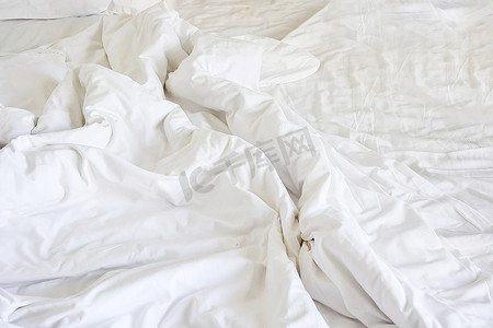 早上起床后卧室的毯子又皱又乱，