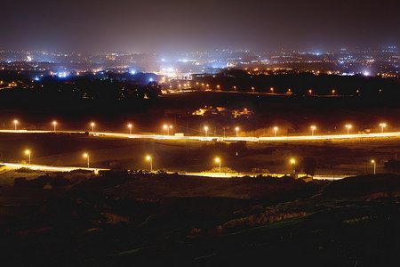 马耳他老首都姆迪纳周围照明道路和场地的夜景全景。