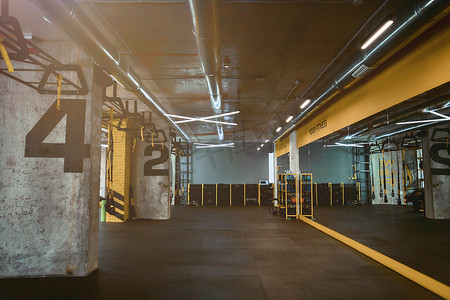 黑暗房间摄影照片_现代空的运动量来找到健身房或健身室