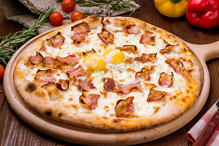 木科摄影照片_木桌上的 Carbonara 披萨、培根和鸡蛋