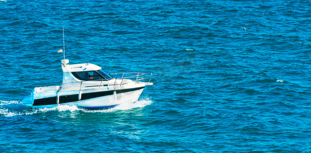 摩托艇航行在海面上，静静地游弋在碧蓝的水面上