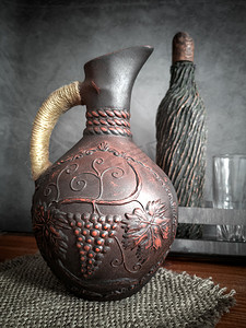 由红粘土制成的陶瓷酒壶。