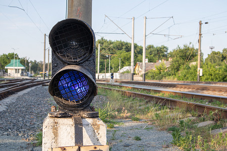 带有蓝光的铁路信号与铁路枢纽。