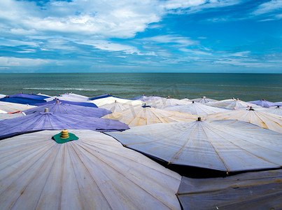 大伞摄影照片_Cha-Am 海滩上挤满了大伞
