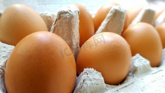 鸡生蛋摄影照片_蛋盒中生鸡蛋的特写视图