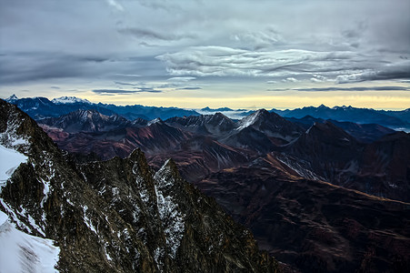 从意大利瓦莱达奥斯塔勃朗峰 (Monte Bianco) 查看