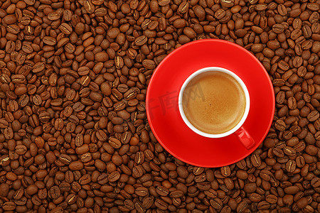 红杯中的浓缩咖啡，咖啡豆上有碟子