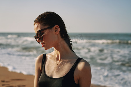 大海旅行摄影照片_性格开朗的女人黑色泳衣海洋自然夏季晒黑